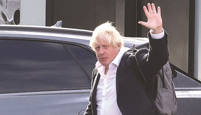 Johnson returns to UK in bid for rapid political comeback