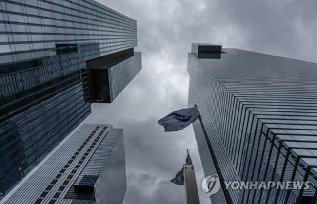 (2nd LD) Samsung logs profit drop on weak demand, reaffirms no production cut
