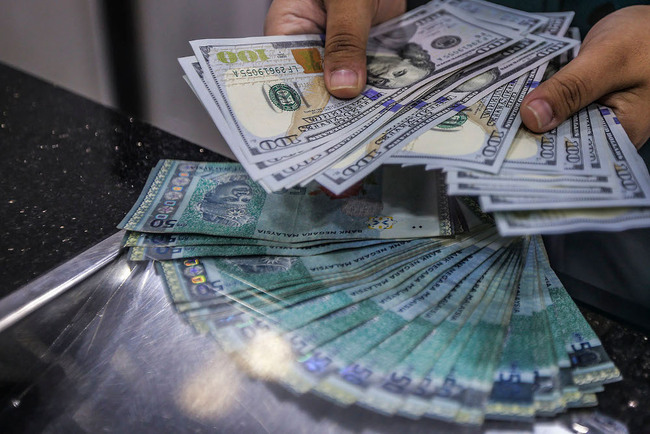 Bank Negara's OPR decision keeps ringgit higher against US dollar at opening