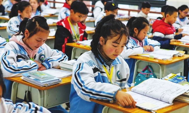 Guizhou teacher dedicates self to rural education, sets example for others