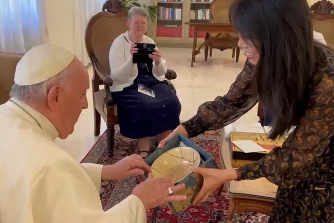 Pope meets artist whose work reveals how God touches brokenness