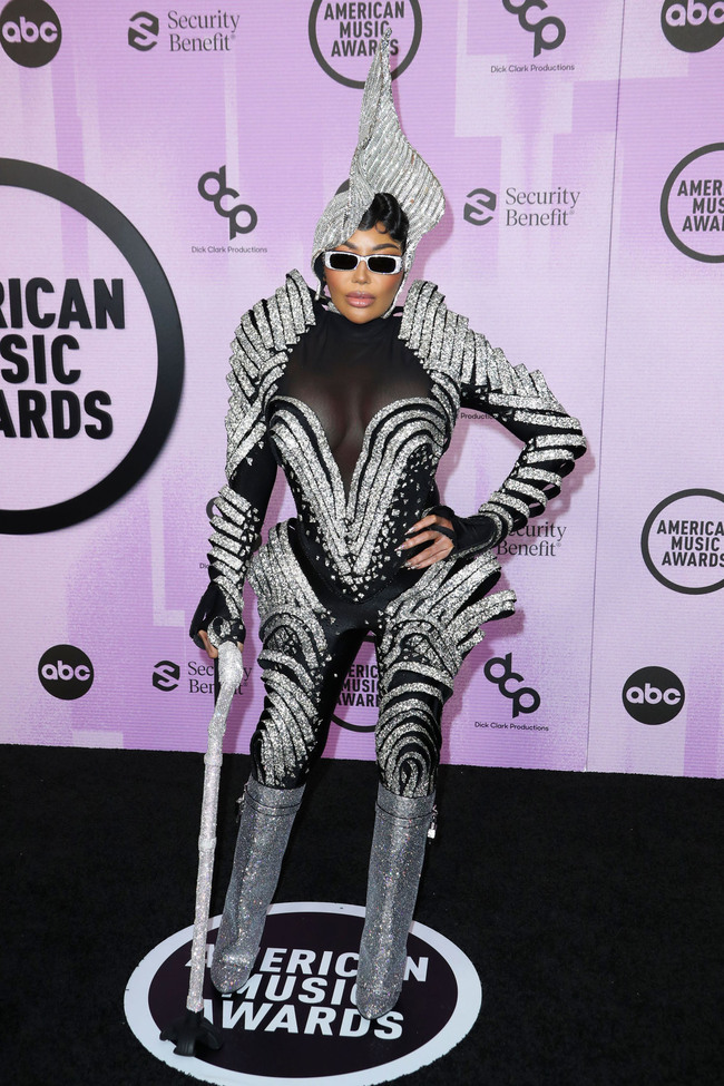The 2022 AMAs Red Carpet Brought Big Drama