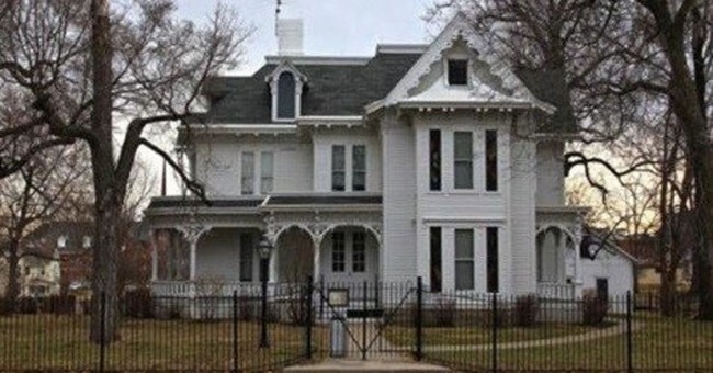 Family Hiring Nanny For $64k A Year With 28 Vacation Days, Job Turns Heads With Special Condition