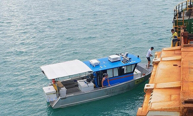 Cargo vessel aides NT fishing boat