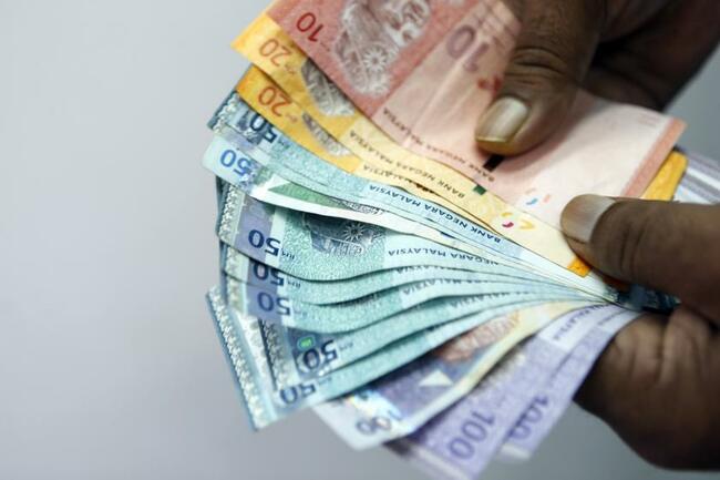 Ringgit higher against US dollar in early trade