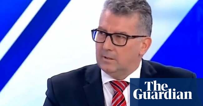 'Clarke and Dawe': Keith Pitt refuses to say a battery can back up a wind farm - video