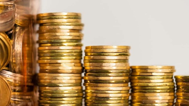 Loonie Hits 4-Year High: 2 Stocks That Could Benefit