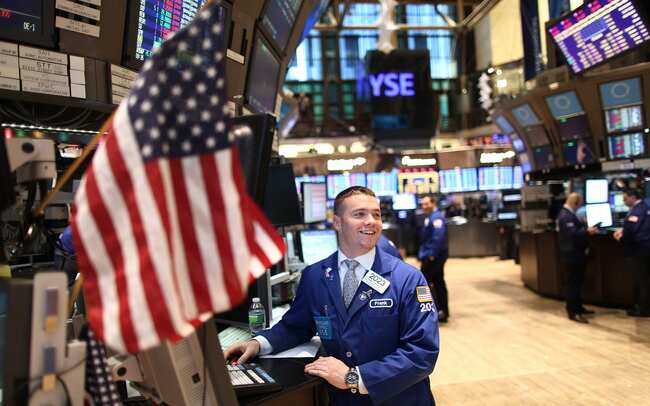 Stock futures mixed, oil and gas in focus