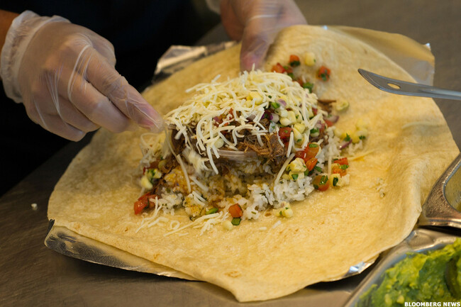 Chipotle Raises Average Hourly Wage to $15; Plans to Hire 20,000