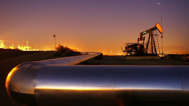 Oil dips as pipeline outage fears ease, India weighs