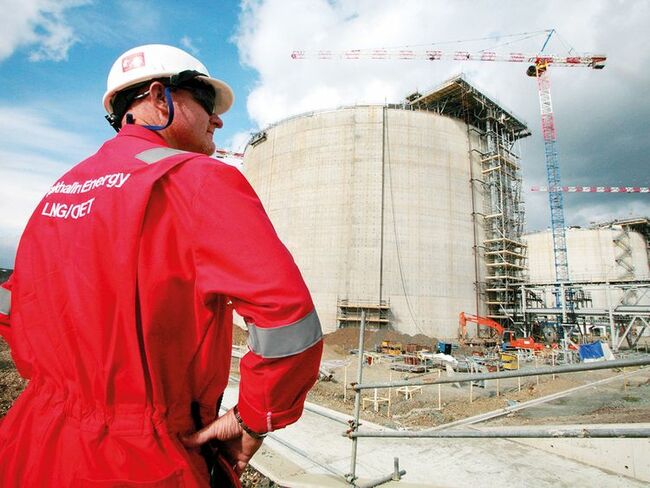 Oil rises after Russia signals output cut