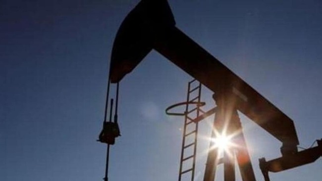 Oil climbs on demand outlook as market awaits fresh cues