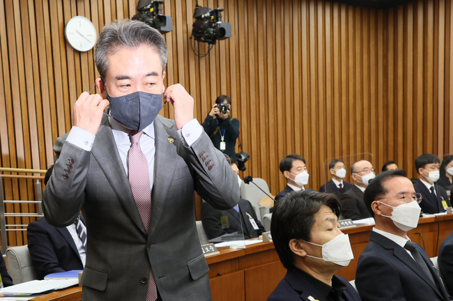 Seoul prosecutors raid police in Halloween crowd disaster investigation
