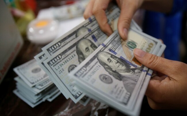 Dollar holds gains as inflation fears boost yields