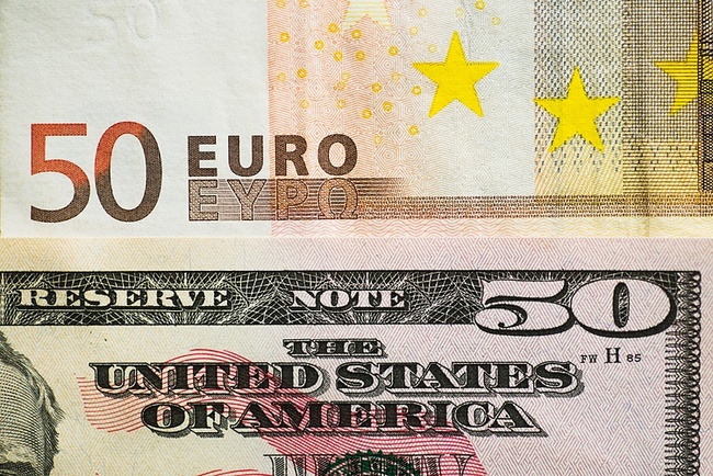 EUR/USD continues to trade in a tight band below 1.2100, US data awaited
