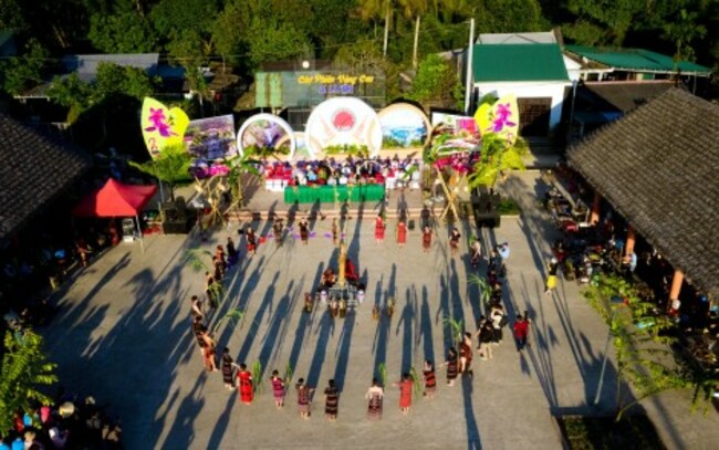 Going to A Luoi Fair for buying highland specialties