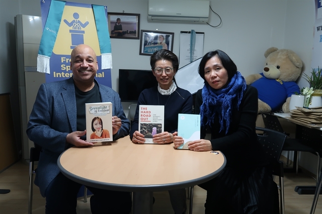 2 Koreans from opposite sides of DMZ establish dialogue