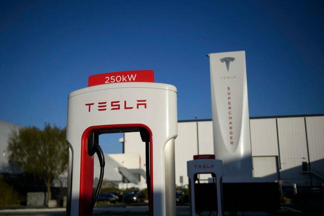 Tesla moves higher as tech rebounds, Bitcoin heavy after Elon Musk U-turn