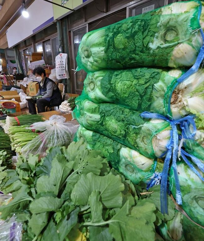 Inflation expectations inch up in January amid continued monetary tightening