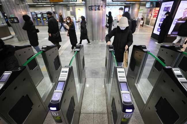 Discussions on raising age for free subway rides gain momentum