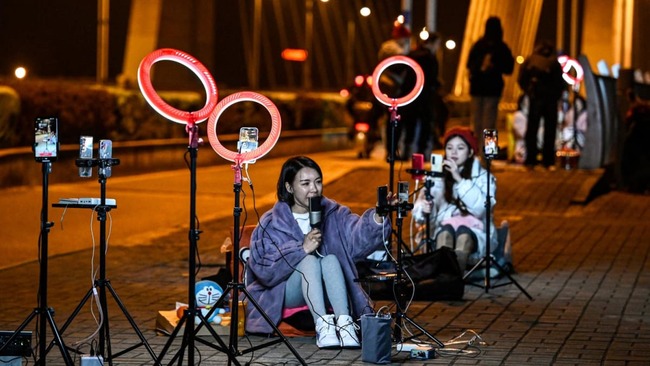 Chinese livestreamers flock outdoors for late-night tips
