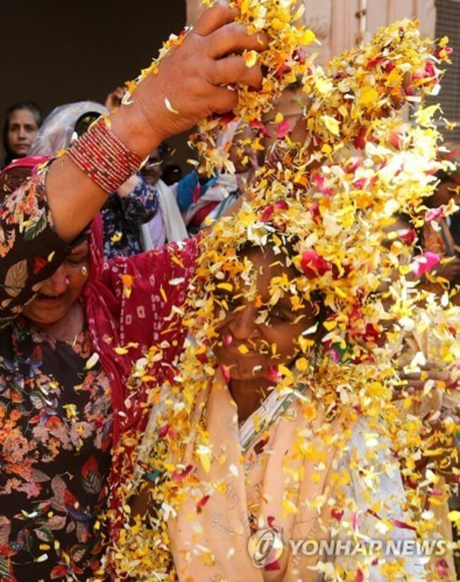 INDIA TRADITIONS HOLI WIDOWS