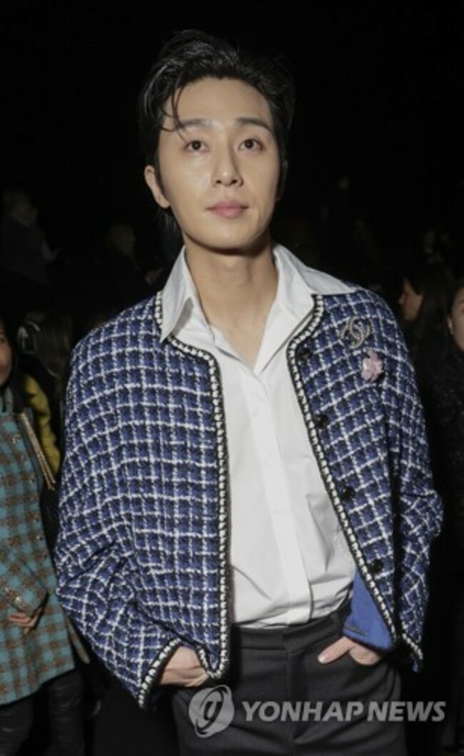 France Fashion Chanel F/W 23-24 Front Row