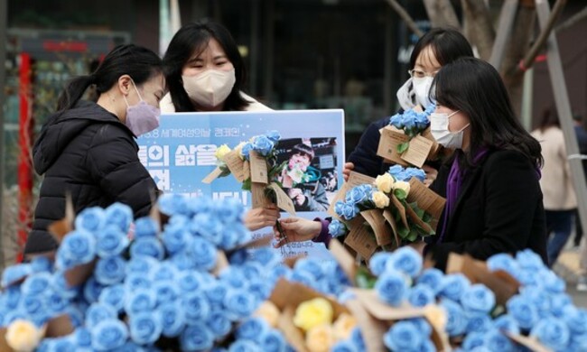 Women in Korea earn one-third less than men, report says