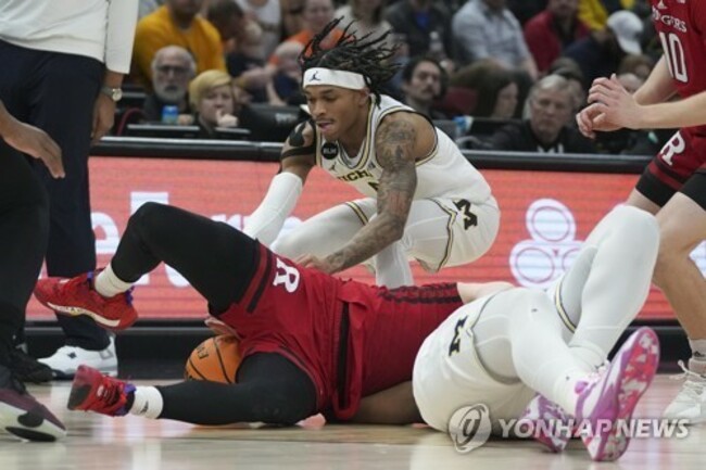 APTOPIX B10 Rutgers Michigan Basketball