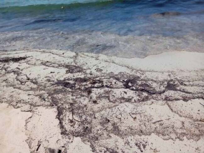 Oriental Mindoro oil spill now reaches Palawan shores