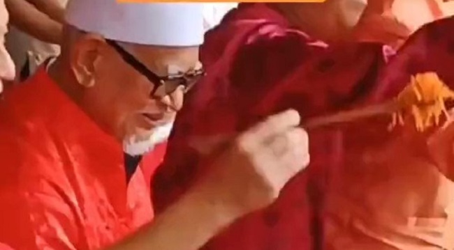 UNSTOPPED, ‘UNTOUCHABLE' HADI DEFIES ROYAL BAN TO DELIVER SERMON IN RUSILA MOSQUE – OVER TO YOU, T'GANU & PUTRAJAYA! WHAT WILL THEY DO AS DEFIANT HADI CONTINUES TO TRAMPLE & RIDE ROUGH-SHOD OVER BOTH STATE & FEDERAL AUTHORITIES IN THE NAME OF ‘ISLAM'