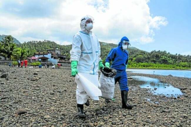 More fall ill due to spill; oil slick reaches Palawan
