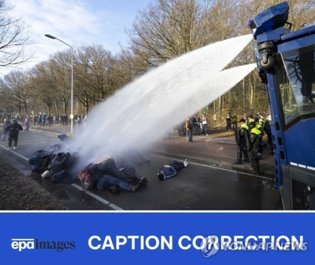 (CORRECTION) NETHERLANDS ENVIRONMENT PROTEST