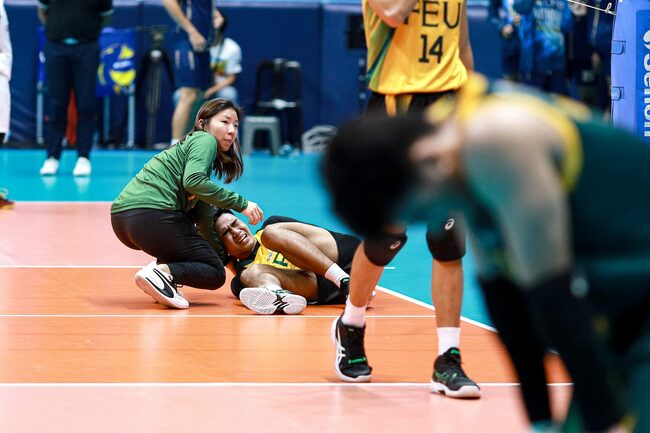 FEU men's volleyball player CJ Cabatac suffers leg injury