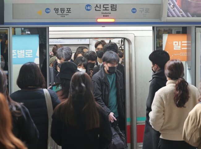 Many continue masking up despite lifting of public transportation mask mandate