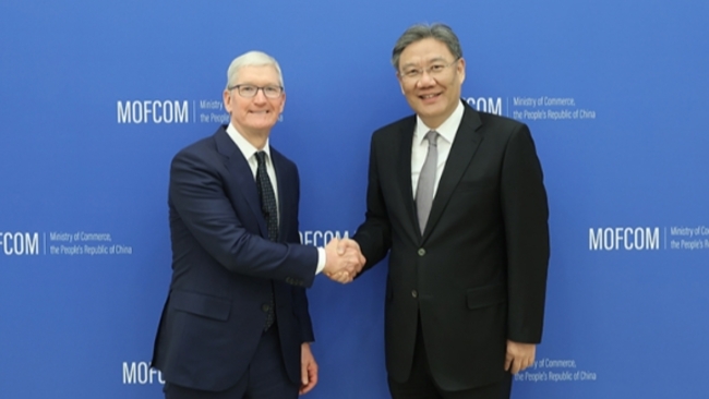 Chinese commerce minister holds talks with Apple boss Cook