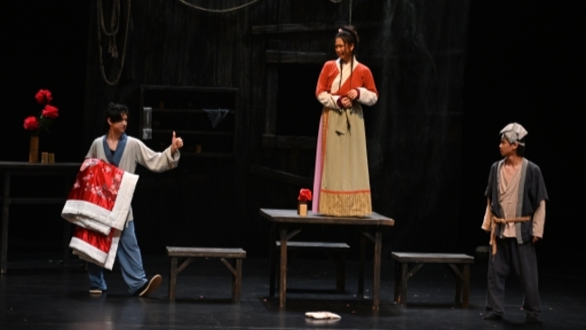 Students act out their own 'peach blossom land' in heart
