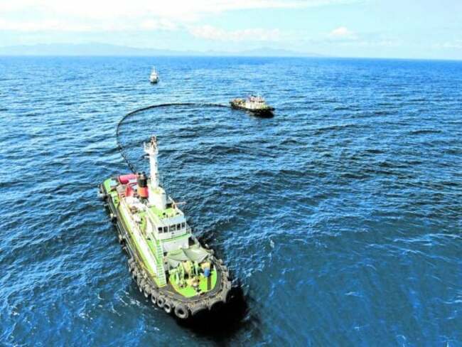 Over 19,000 Mindoro, Antique residents hired for oil spill cleanup