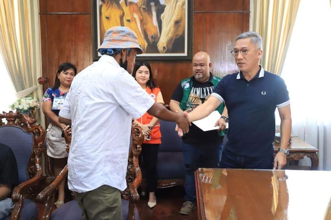 Cebu's ‘human statue' gets aid from Mandaue City gov't