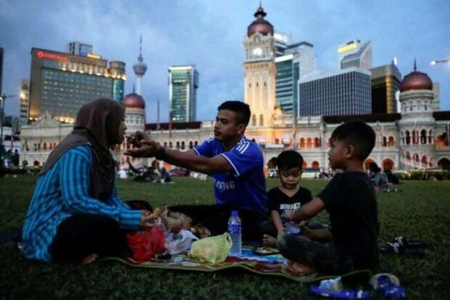 Malaysians tighten belts during Ramadan as food prices continue to rise