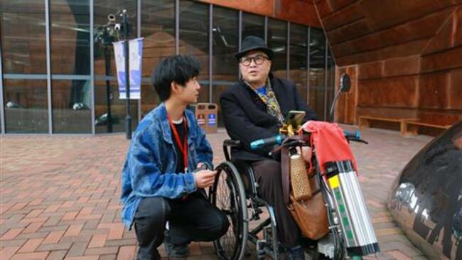 People with spinal cord injuries tour expo museum