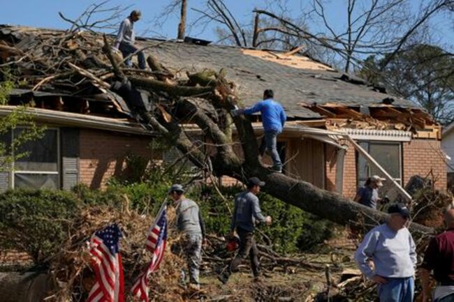 Death toll from US tornadoes, storms surpasses 30