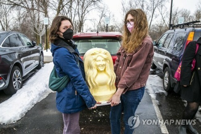 Minneapolis Starbucks Workers Deliver Butter Sculpture to Land O'Lakes CEO Beth Ford, Call on her to Stand with Workers