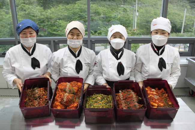Korea publishes book on kimchi amid Chinese claims over dish