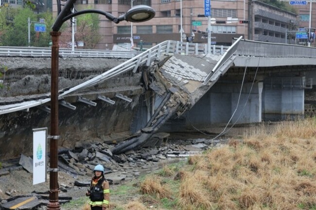 [Breaking] 1 killed, 1 hurt as Bundang bridge gives way