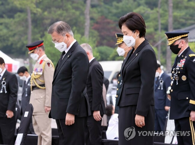 (LEAD) Moon apologizes over 'unjust death' caused by 'evil practice' in barracks during Memorial Day speech