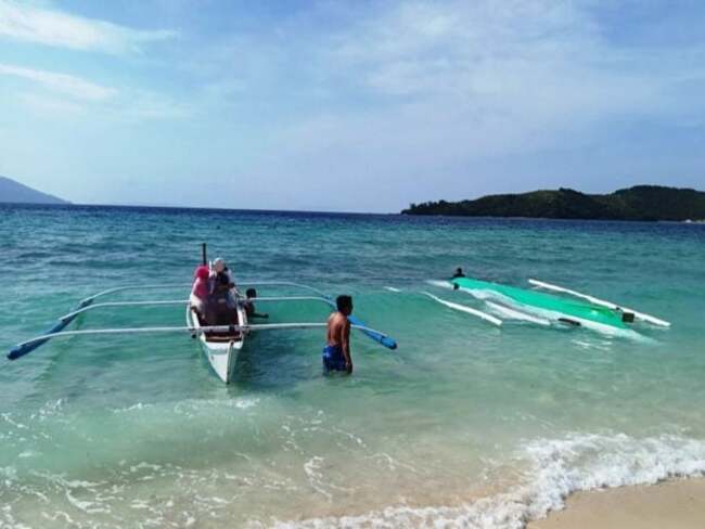 PCG: 13 pulled from water from capsized boat off Romblon's beach