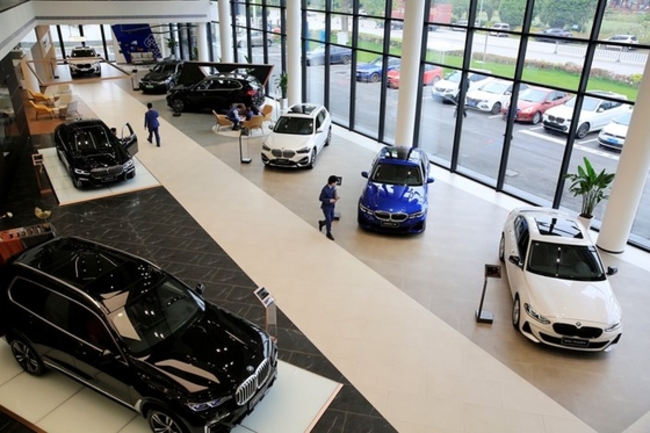 China's Passenger Car Sales Dip 13.4% as Price War Rages