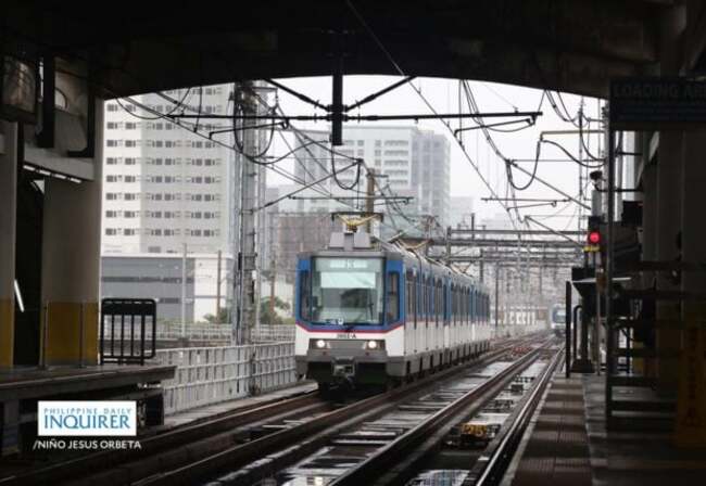 MRT-3 suspends operations after passenger allegedly jumps onto tracks