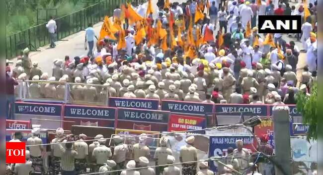 SAD president Sukhbir Singh Badal detained outside CM Captain Amarinder Singh's residence